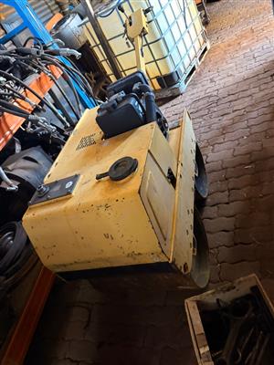 Walk behind roller compactor