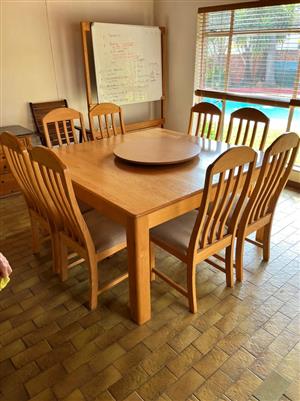 Diningroom table with 8 chairs