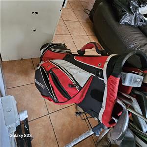 Adamsgolf bag with golf sticks