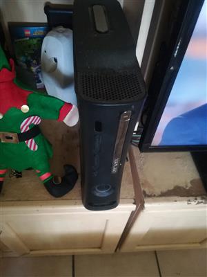 Xbox 360 working condition with remote control and sensor with 3games 