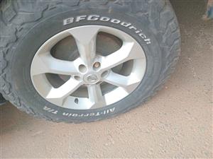 Nissan navara rim n tyer size 265/65/17 for sale 