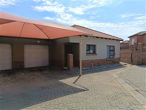 Charming 3-Bedroom Home with Pool and Spacious Yard – Waterval East