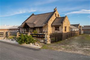 Charming Limestone Family Home in Picturesque Struisbaai!