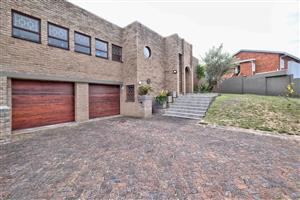 Spacious 4 Bedroom Home, Summerstrand.