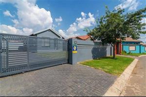 3 Bedroom House to Rent in Fleurhof Roodepoort