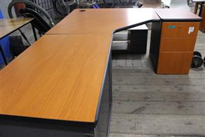 BROWN L-SHAPE OFFICE DESK W/CREDENZA(S065529E)