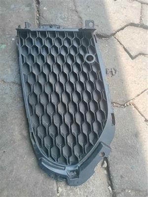 Left front  jaguar  - F pace grid bumper  fog cover