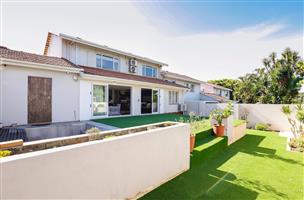 Townhouse For Sale in La Lucia