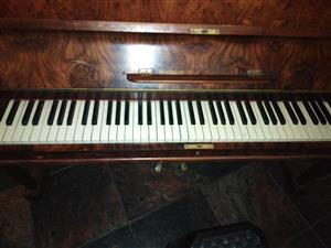 Upright oak piano, 30 years, Sn. 30725, well-preserved. 