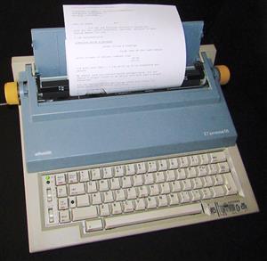 Vintage Portable Electronic Typewriter - olivetti ET personal 55