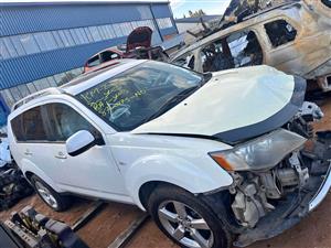 Outlander 2009 Mitsubishi spares/gearbox/lockset/doors/body/roof/modules