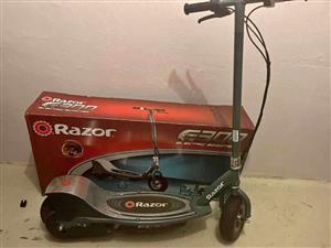 Razor E300 Scooter. Excellent condition . Collection in Athol Oaklands
