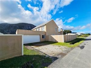 Charming Family & Pet friendly Home with Mountain Views in Betty’s Bay