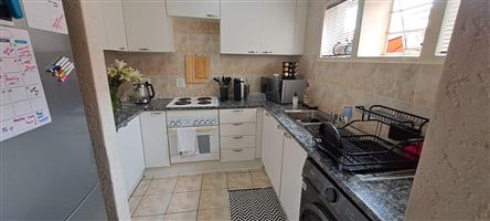 Townhouse For Sale in Mondeor
