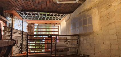 OUTBUILDING TO LET- LENASIA EXTENSION 10 , AVAILABLE 