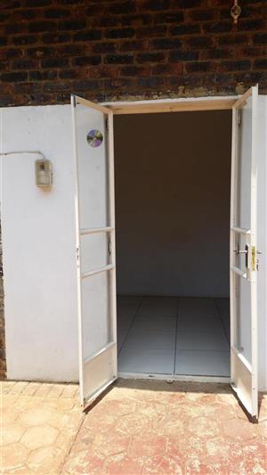 Outside room to rent for SINGLE person in Chantelle 3.5km from Wonderpark mall 