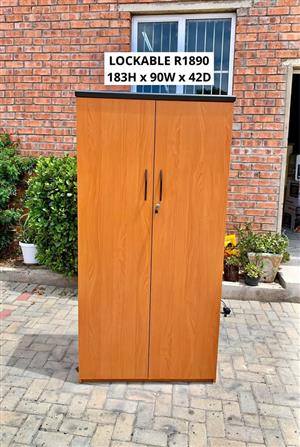 GOOD QUALITY LOCKABLE OFFICE FILING STORAGE CUPBOARD