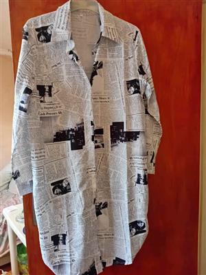 Dress shirt newspaper-print  Size xxl - small make Length 106cm Width 55cm  Sleeve 58cm Light