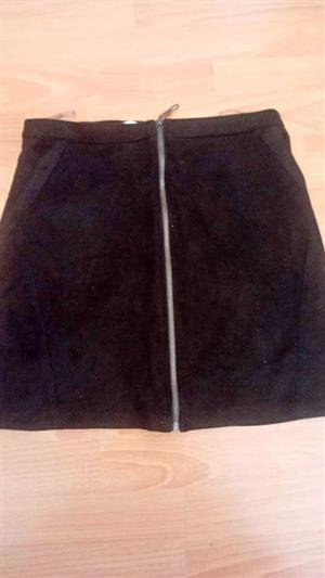 Skirt short black suede with front zipper with 2 side pockets  Refinery size 10