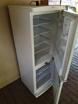 LG fridge,frigde topside,freezer under in working condition.