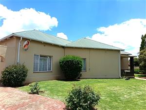 Spacious Corner-Stand Family Home with Pool, Lapa & Excellent Location