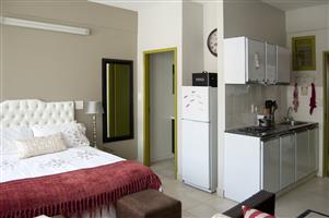 Bachelor flat to let in rondebosch from december