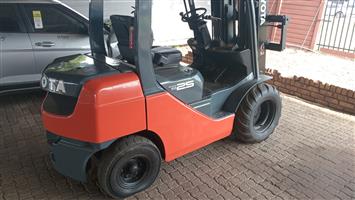 Toyota 2018 fork lift for sale.