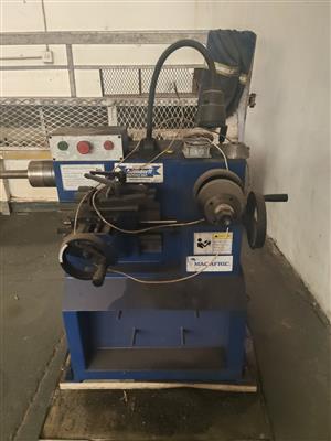 Vehicle wheel disc skimming machine