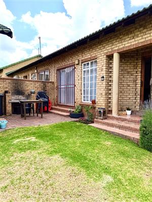 Modern, Pet-Friendly Townhouse Living in a Secure Complex – Exceptional Value