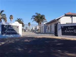 Open plan, 3 bedroom, 1 bathroom townhouse, perfectly positioned in Glen Marais