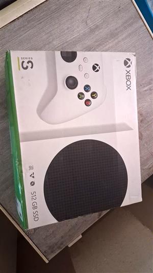 Xbox S series 512GB SSD console and controller 