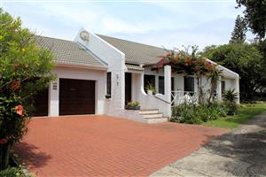 Immaculate, Modern Three Bedroom Townhouse for Sale in Somerset Place, Port Alfred