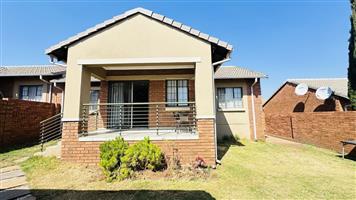 Townhouse For Sale in Mooikloof Ridge