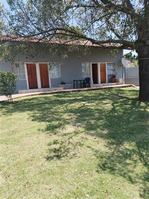 Bachelor Flat with Garden in Ferndale - Randburg For Rent