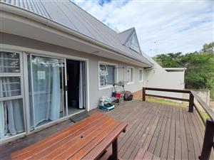 Lovely 3 bedroom townhouse in secure complex close to schools, shops and main roads!