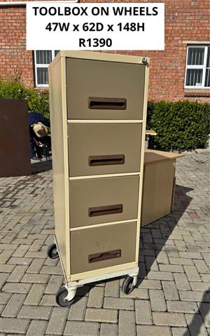 LOCKABLE METAL STORAGE TOOLBOX ON CASTER WHEELS