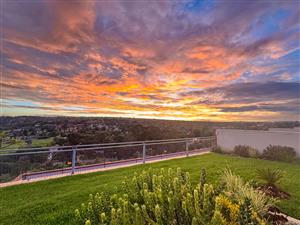 Contemporary Townhouse Living with Stunning Views in Helderkruin!