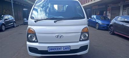 2011 HYUNDAI H100 BAKKIE 2.6 DIESEL,  WHITE IN COLOR MILEAGE  