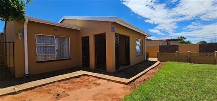 House For Sale in Roodepan