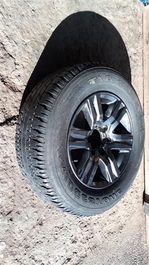 17inch Toyota Hilux/Fortuner original mag with used 265/65/17 tyre to use for sp