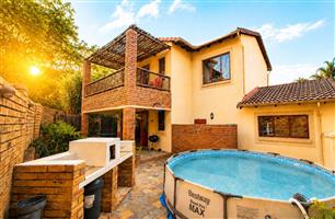 Townhouse For Sale in Willowbrook