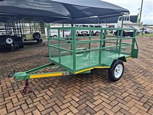 UTI 2.4 M x 1.2 M x 0.85 M