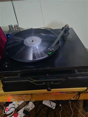 REGA PLANAR 3 BELT DRIVEN TURNTABLE