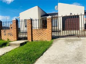 -Bedroom Home with Modern Kitchen, Lounge, and Double Garages