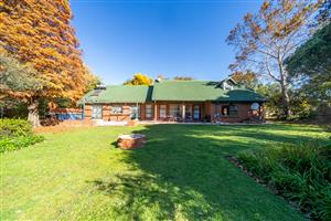 Stunning 4 bedroom plot in Benoni AH with flat and dam.