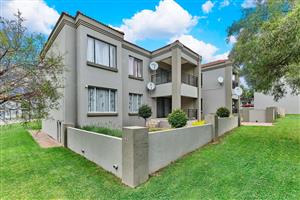 Townhouse For Sale in Willowbrook