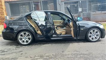 BMW 320i E90 MANUAL TRANSMISSION WITH LEATHER SEATS AND SUN ROOF 