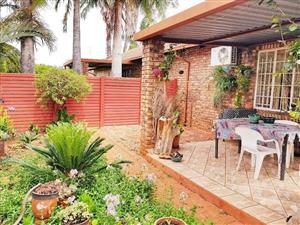 CHARMING AND COSY 2 BEDROOM TOWNHOUSE SIMPLEX IN A COMPLEX. VERY NEAT MOVE IN AND STAY READY.