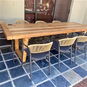 12 - Sitter Table
