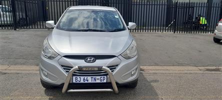 Silver Hyundai ix-35 2.0 in a MAGNIFICENT Condition
